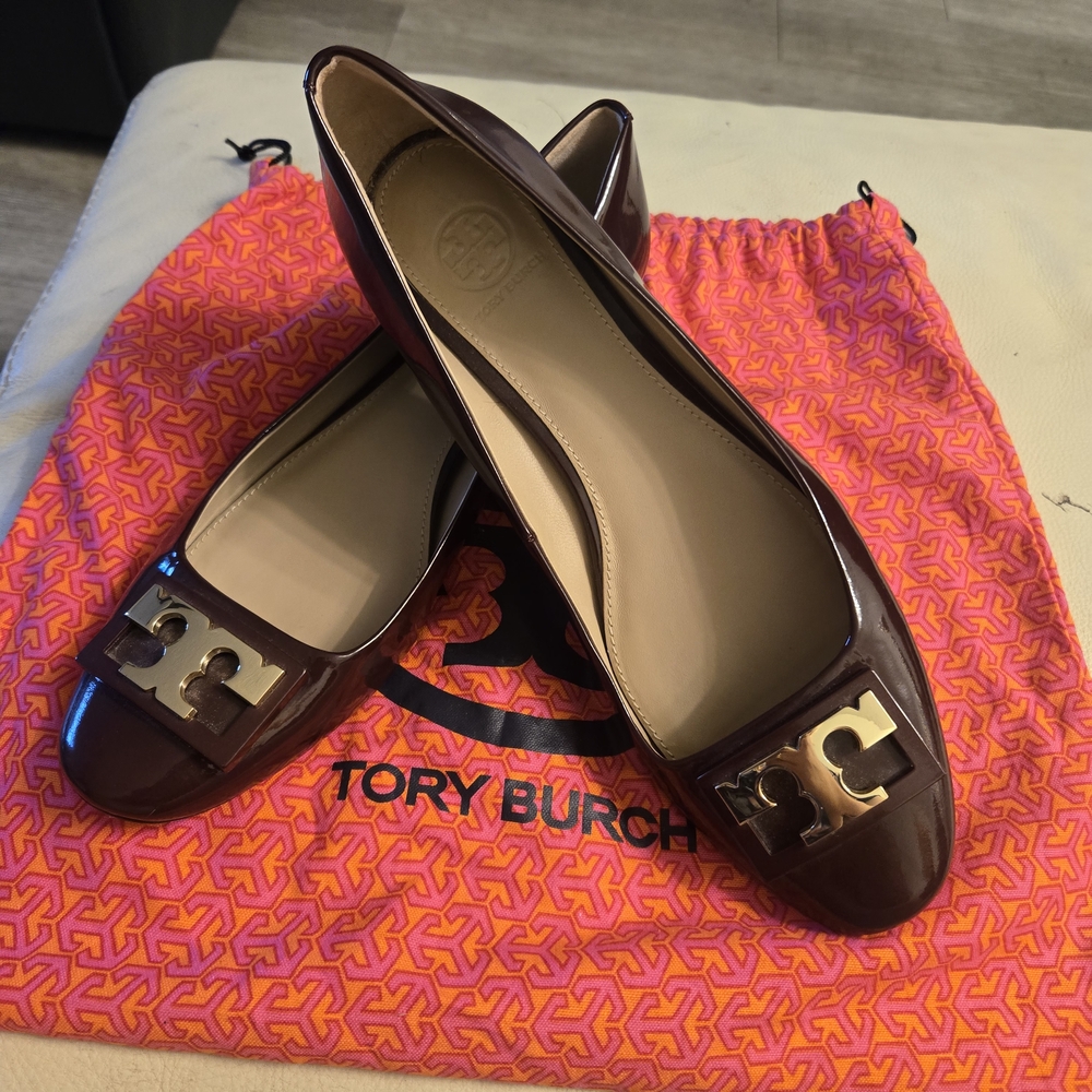 Tory Burch Women's Brown Patent Leather Logo Ballet Flats - Picture 4 of 16